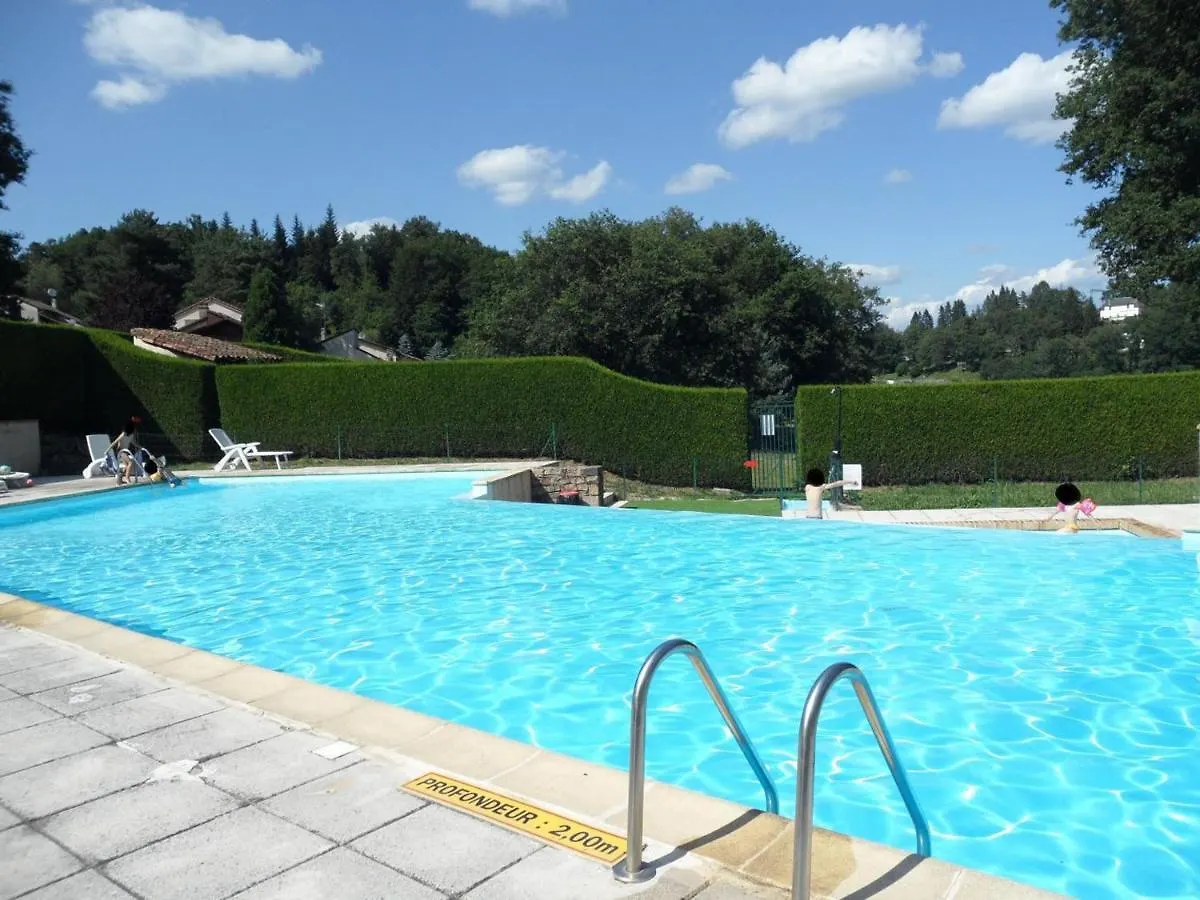 Gite Au Bord Du Lac De Saint-Etienne Cantales Avec Piscine, Jardin Clos Et Acces Activites Nautiques. - Fr-1-742-255 0*, Saint-Gerons