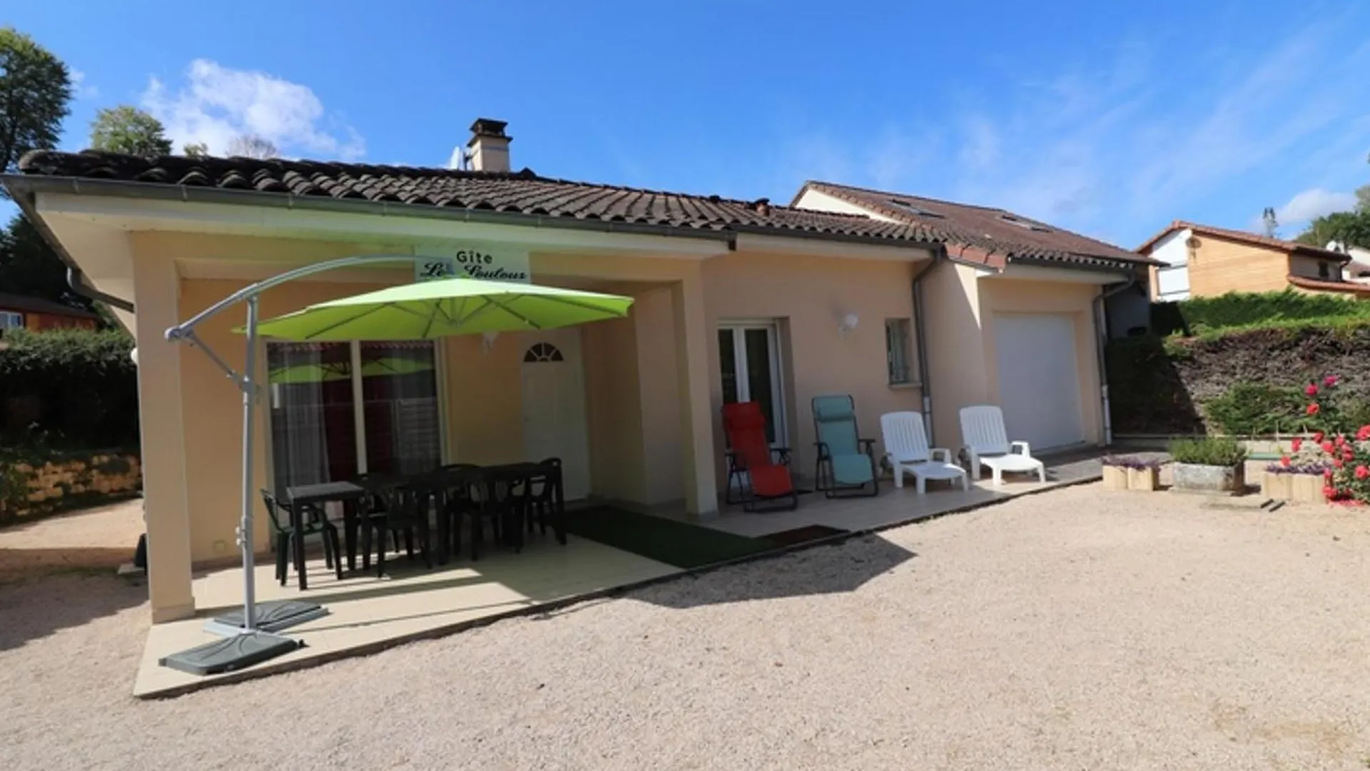 Gite Au Bord Du Lac De Saint-Etienne Cantales Avec Piscine, Jardin Clos Et Acces Activites Nautiques. - Fr-1-742-255