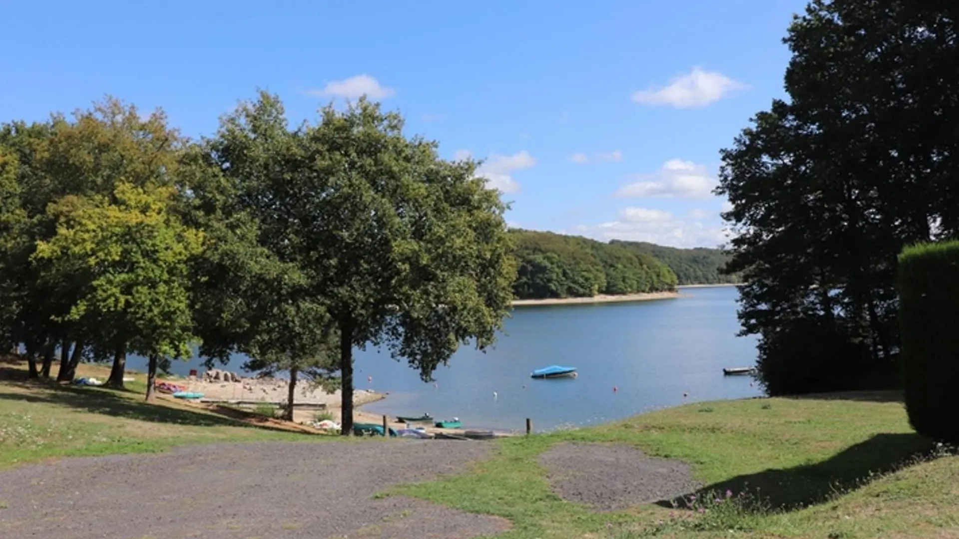Gite Au Bord Du Lac De Saint-Etienne Cantales Avec Piscine, Jardin Clos Et Acces Activites Nautiques. - Fr-1-742-255 Holiday home